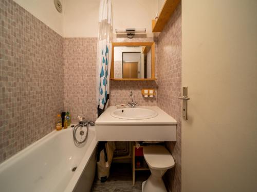 une salle de bain avec un lavabo, des toilettes et une baignoire dans l'établissement PETIT OURS II 39 Studio montagne 4 pers, à La Foux