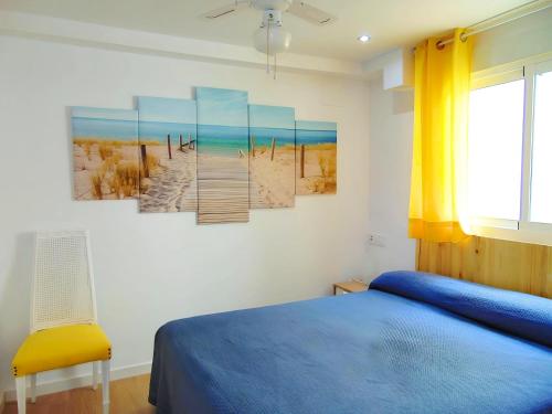 バレンシアにあるPrecioso piso en Cabanyal junto playa Las Arenasのベッドルーム1室(ベッド1台付)