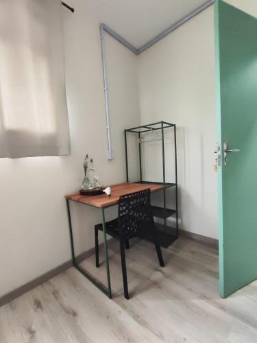 a desk in a room with a chair next to a wall at Hospedagem do Mathe in União da Vitória