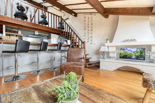LE BOISE merveilleux duplex rustique, excellent emplacement à quelques pas du Palais