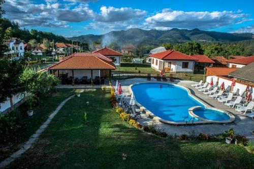 una vista aérea de un complejo con piscina en Complex Balkandzhii, en Apriltsi