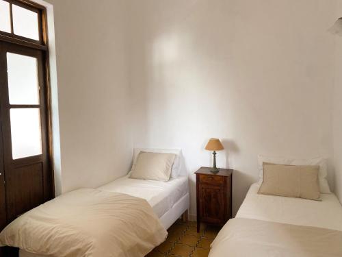 twee bedden in een kamer met witte muren bij Casa Álvaro in Fasnia
