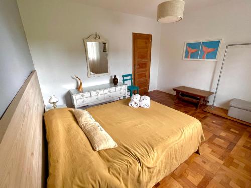 un dormitorio con una cama con dos animales de peluche en Trelew View 80m2 en Trelew