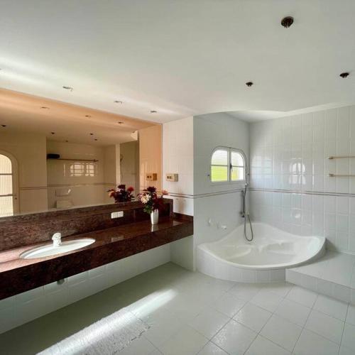 a large bathroom with a tub and a sink at Große sonnendurchflutete Wohnung in Costa Calma