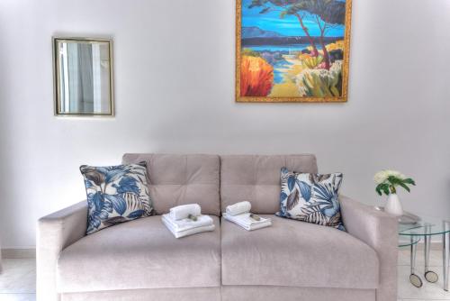 - un canapé dans le salon orné d'une peinture murale dans l'établissement LE FELIX au cœur du centre-ville, emplacement idéal pour loisirs ou congrès, à Cannes