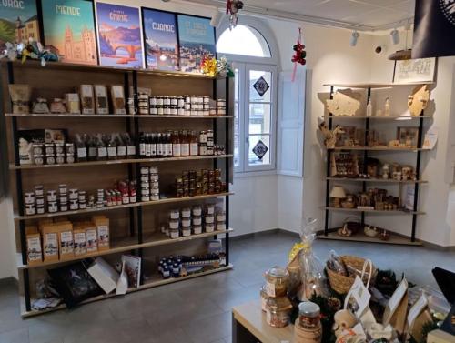 un magasin avec beaucoup de produits sur des rayons dans l'établissement le Petit Pénitent Quartier Doré, à Marvejols