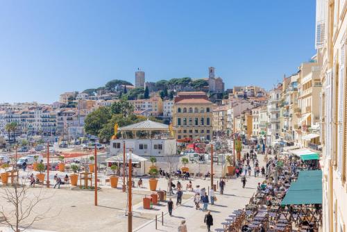Une foule de gens marchant dans une rue de la ville dans l'établissement LE FELIX au cœur du centre-ville, emplacement idéal pour loisirs ou congrès, à Cannes