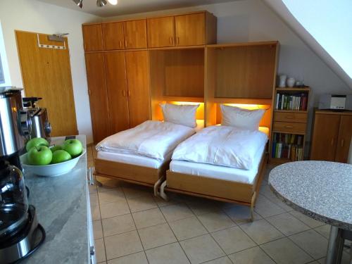 a bedroom with two beds and a table with apples at Appartement im Haus Deichgraf in Dahme