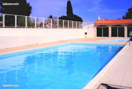 une grande piscine bleue à côté d'un immeuble dans l'établissement T2 Saint Palais sur mer, 500 m plage Nauzan, Résidence Cap Atlantic, à Saint-Palais-sur-Mer