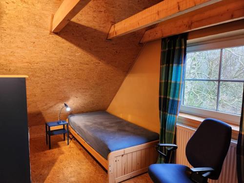 een kleine kamer met een bed en een raam bij Little Farm House, 25164 in Bunde