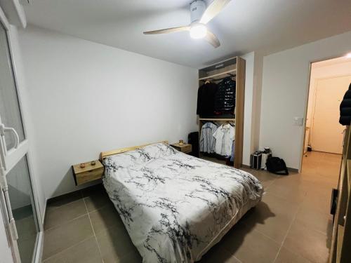 1 dormitorio con cama y armario en South Flat, en Fréjus