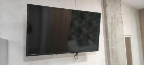 a flat screen tv hanging on a wall at Apartamento Centro B in San Sebastián de los Reyes