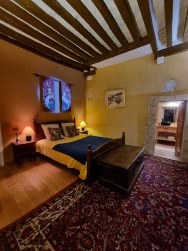 1 dormitorio con 1 cama grande y chimenea en 2 Suites dans demeure authentique du XVÈME 