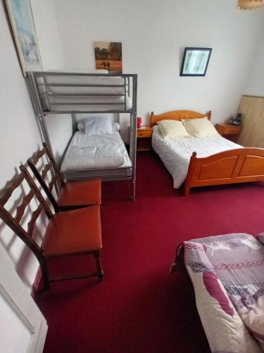 ein Zimmer mit zwei Etagenbetten und einer Treppe in der Unterkunft Maison individuelle avec jardin in Soulac-sur-Mer