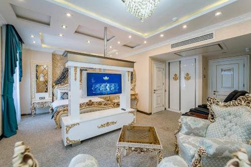 - un salon avec un lit et un canapé dans l'établissement Hotel Aqua Liberty, à Tbilissi