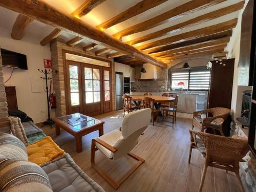 sala de estar con sofá y mesa en Can Óscar Rural Casa con piscina y barbacoa ideal para famílias en Mediona