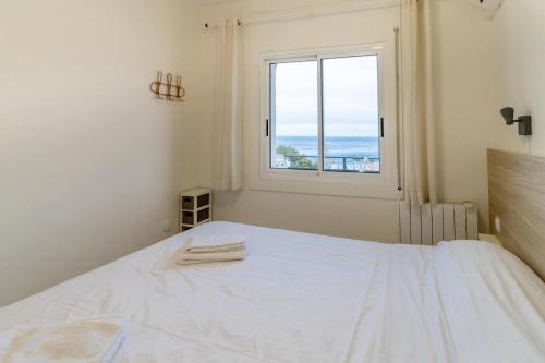 蘭卡的住宿－Les Tonyines 67 Apartamento con vistas y terraza，白色的卧室设有一张大床和一个窗户