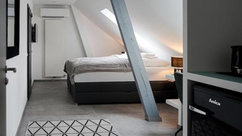ein kleines Schlafzimmer mit einem Bett im Dachgeschoss in der Unterkunft Si-View Doppelzimmer Siegen Zimmer 15 in Siegen