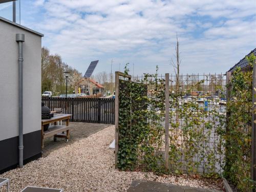 Holiday Home in Sneek with Waterfront Jettyにある庭