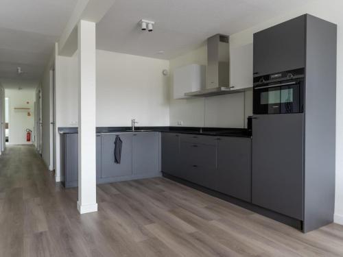 Holiday Home in Sneek with Waterfront Jettyにあるキッチンまたは簡易キッチン