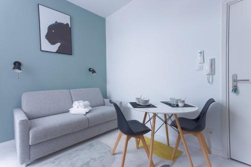 un salon avec un canapé et une table dans l'établissement LE MIMONT studio central et calme, séjours en couple ou congrès, à Cannes