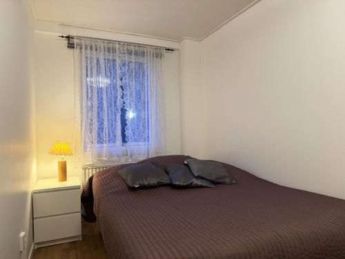 1 dormitorio con cama y ventana en Nice cottage outside Munkedal with sea view, en Munkedal