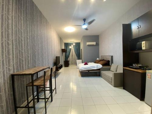 sala de estar con sofá y cama en una habitación en 5min to Sunway Lagoon#Subang SS15 Cozy Studio#3pax, en Subang Jaya