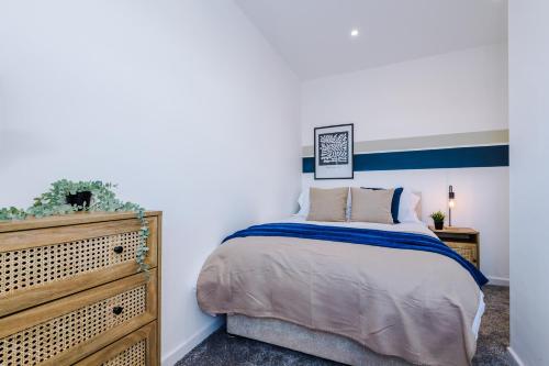 um quarto com uma cama e uma cómoda em Agbrigg Park by Nordstay em Wakefield