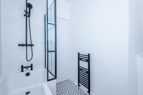 Koupelna v ubytování Spacious 2-Bedroom House near Wakefield Centre and Train Station with Free Parking, Ideal for Contractors & Long Stays - NordStay