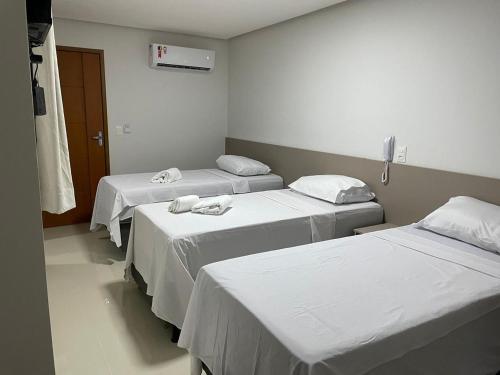 une salle d'hôpital avec trois lits dans l'établissement ESPETO DE OURO HOTEL, à Ouricuri