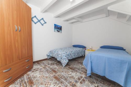 カリーニにあるCasa Turramèのベッドルーム1室(ベッド1台、木製ドレッサー付)