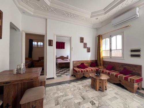托澤爾的住宿－App s+2 RDC，客厅配有沙发和桌子