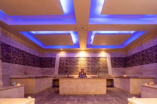 un restaurant avec des lumières bleues au plafond dans l'établissement El Karma Beach Resort & Aqua Park - Hurghada, à Hurghada