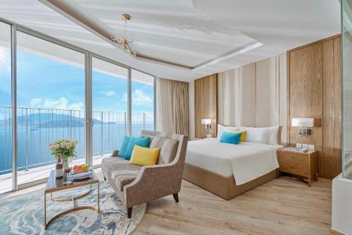 une chambre d'hôtel avec un lit et un canapé dans l'établissement Relax Panorama Nha Trang, à Nha Trang