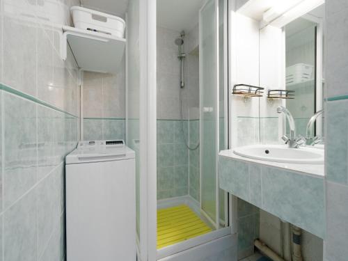 une salle de bain avec douche et lavabo dans l'établissement AQUAPLAGE - B117 - Superbe duplex 6 pers, au Cap d'Agde