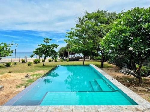 Πισίνα στο ή κοντά στο Nilaveli Bay Villa by Ceylon Spaces