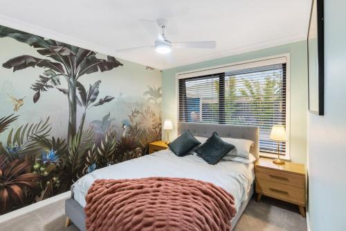 KinrossLuxury 5br villa with pool的卧室里有一张床，墙上挂着一幅大画
