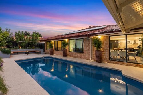 KinrossLuxury 5br villa with pool的房子后院的游泳池