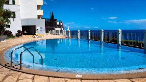 Glorious APT - pool & ocean view by LovelyStay