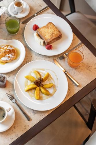 uma mesa com pratos de comida em cima em Corpo Santo Lisbon Historical Hotel em Lisboa