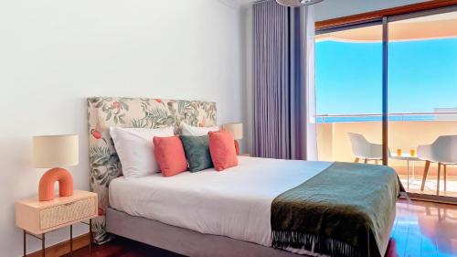 Glorious APT - pool & ocean view by LovelyStay