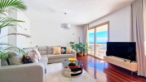 Glorious APT - pool & ocean view by LovelyStay