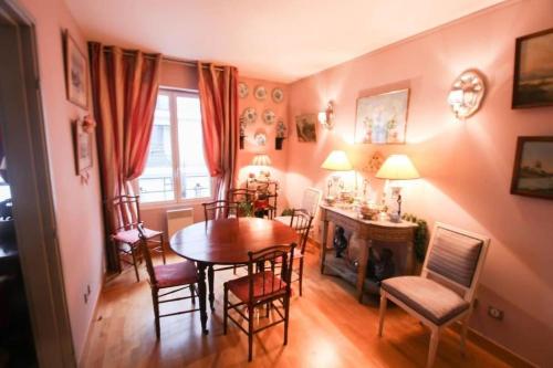 une salle à manger avec une table et des chaises dans l'établissement Le BILLANCOURT comfortable, spacious and well-equipped apartment, à Boulogne-Billancourt