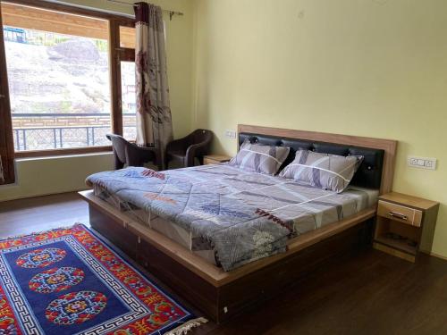 een slaapkamer met een groot bed en een raam bij Indus Retreat in Chimre