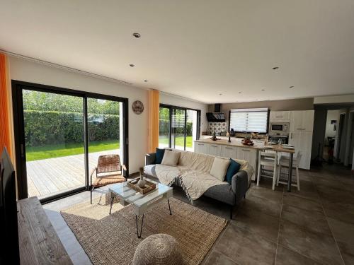 ein Wohnzimmer mit Couch und Tisch in der Unterkunft DEGEMER MAT ! 4* Cosy, Moderne, à 8 min des plages. in Moëlan-sur-Mer
