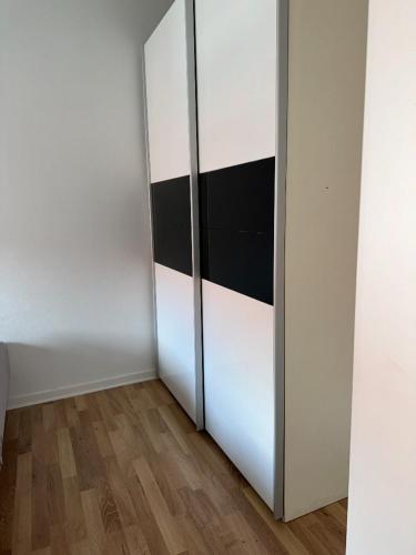 an empty room with a sliding glass door at Grønne Esbjerg C in Esbjerg