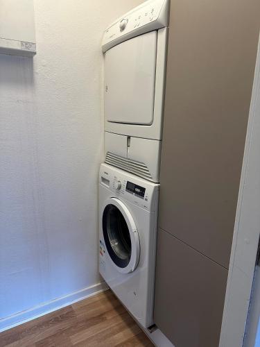 Waschmaschine und Trockner in einem kleinen Zimmer in der Unterkunft Grønne Esbjerg C in Esbjerg