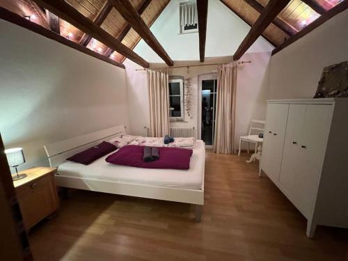 a bedroom with a large white bed in a room at Charmantes Ferienhaus in Aalen - 5 Min zum Zentrum in Aalen