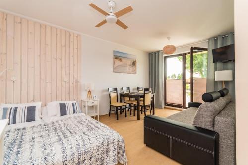Postel nebo postele na pokoji v ubytování APARTAMENTY MIERZEJA - PRZY MARINIE, 100 m od Zalewu Wiślanego, Kąty Rybackie