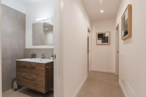 une salle de bain avec un lavabo et un miroir dans l'établissement The Best in Rome Orologio, à Rome